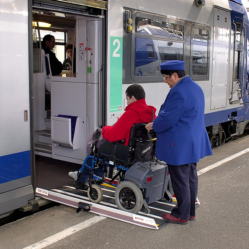 Rampe d'accès handicapé amovible pliable norme NF